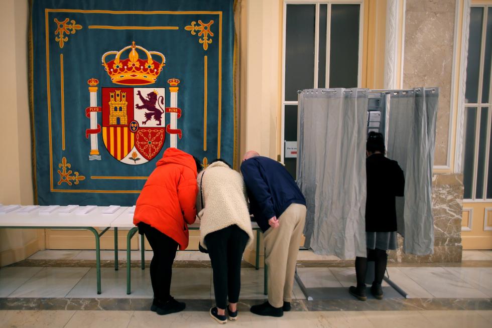 Los españoles acuden a las urnas a votar en las Elecciones Generales