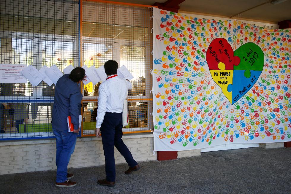 Los españoles acuden a las urnas a votar en las Elecciones Generales