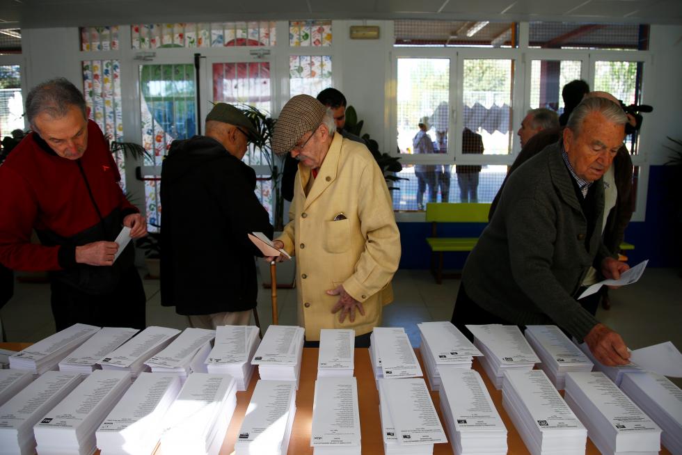 Los españoles acuden a las urnas a votar en las Elecciones Generales