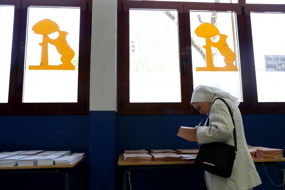 Los españoles acuden a las urnas a votar en las Elecciones Generales
