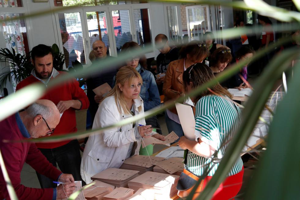 Los españoles acuden a las urnas a votar en las Elecciones Generales