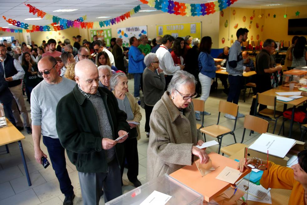 Los españoles acuden a las urnas a votar en las Elecciones Generales