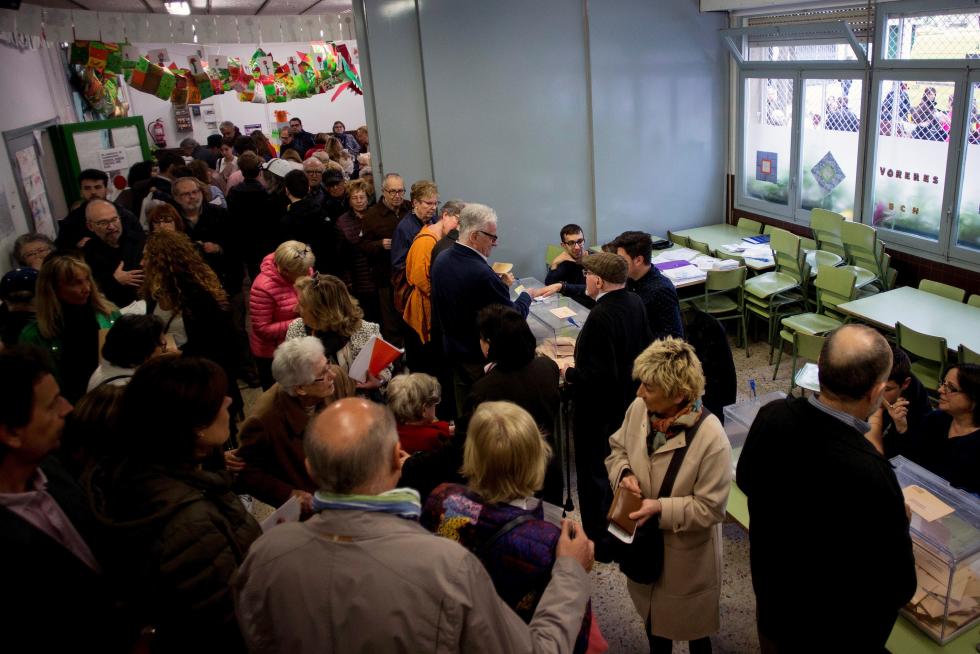 Los españoles acuden a las urnas a votar en las Elecciones Generales