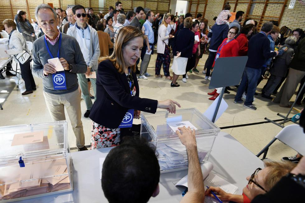 Los españoles acuden a las urnas a votar en las Elecciones Generales