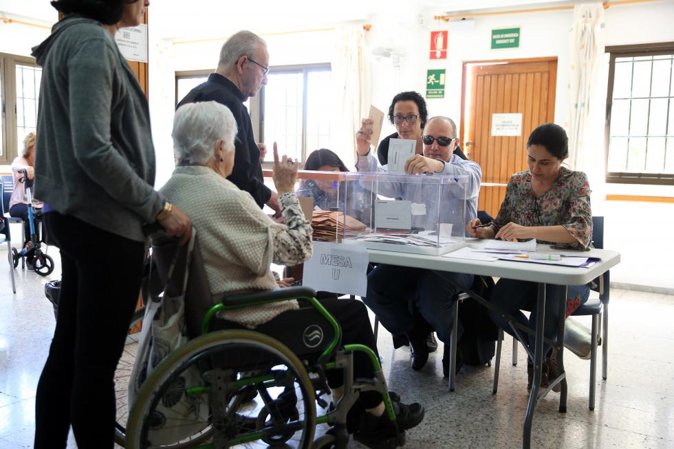 Los españoles acuden a las urnas a votar en las Elecciones Generales