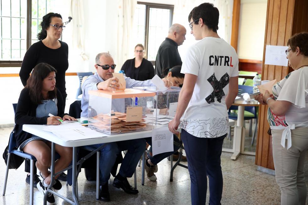 Los españoles acuden a las urnas a votar en las Elecciones Generales
