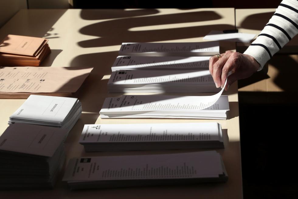 Los españoles acuden a las urnas a votar en las Elecciones Generales