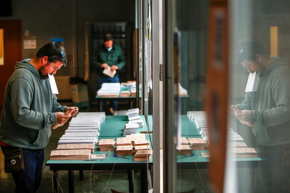 Los españoles acuden a las urnas a votar en las Elecciones Generales