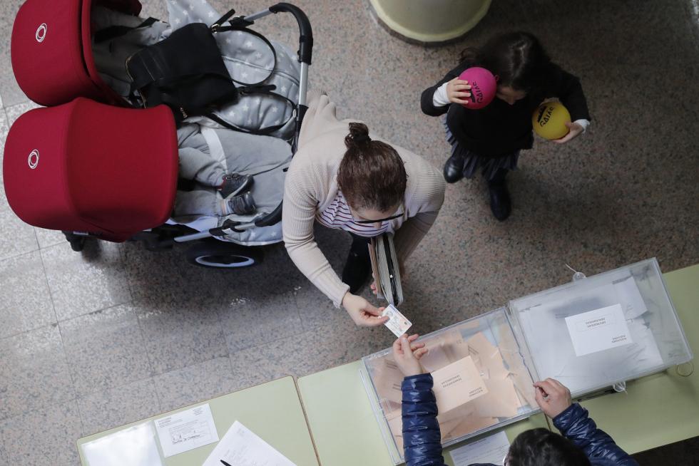 Los españoles acuden a las urnas a votar en las Elecciones Generales