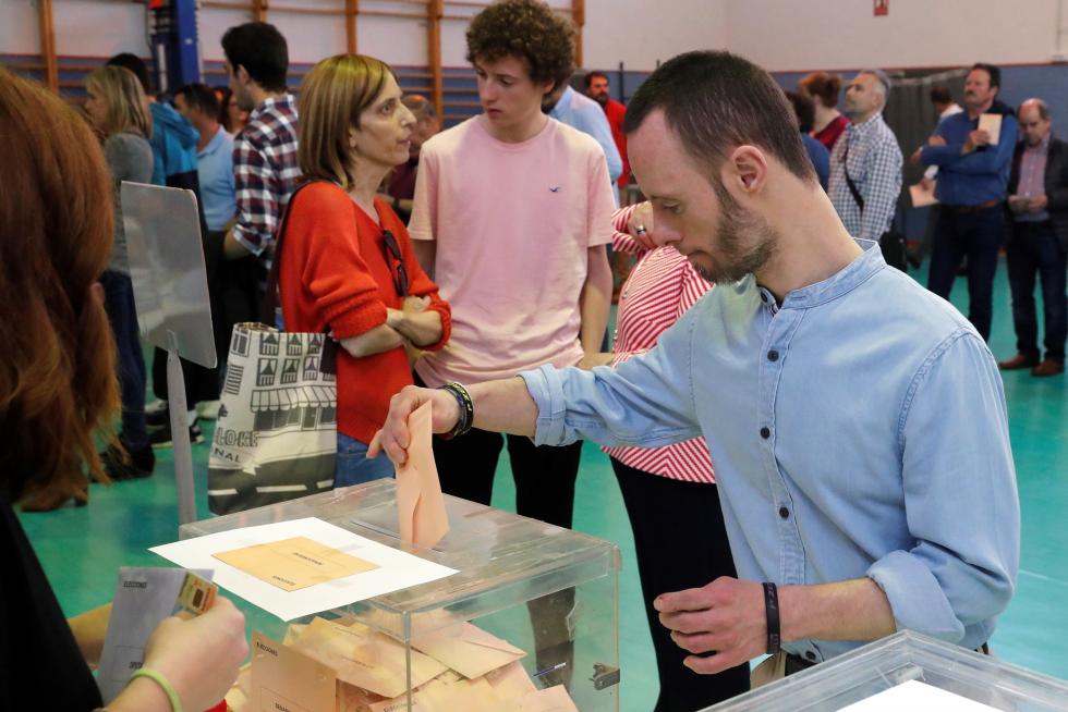 Los españoles acuden a las urnas a votar en las Elecciones Generales