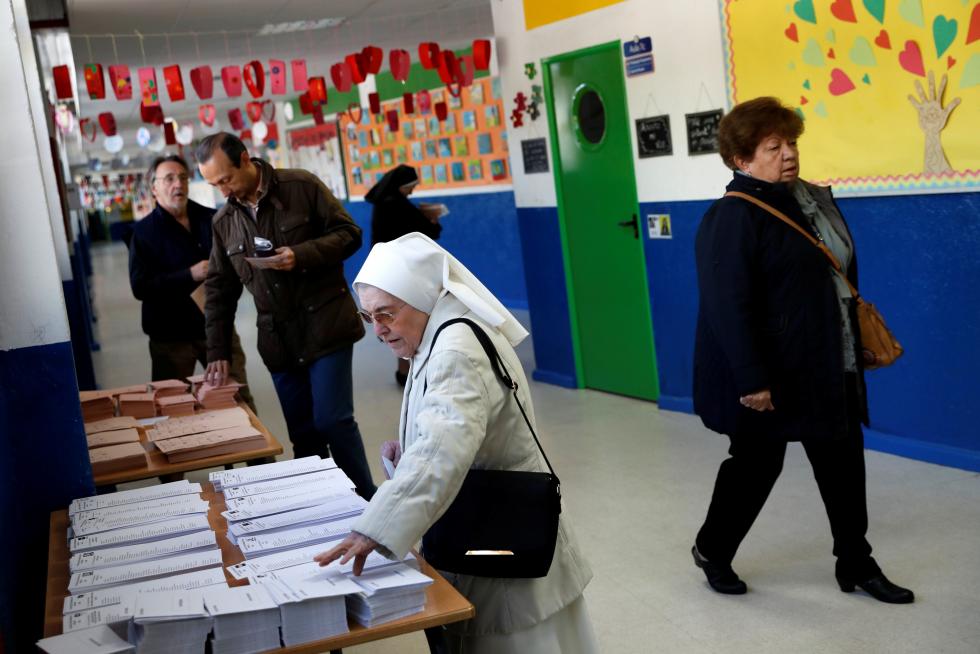 Los españoles acuden a las urnas a votar en las Elecciones Generales