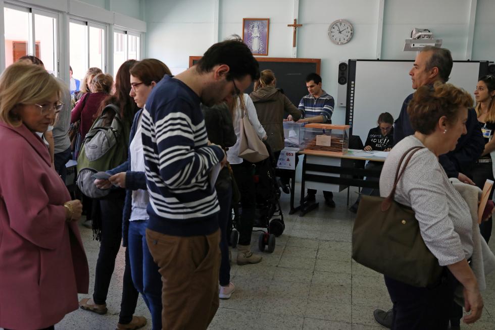 Los españoles acuden a las urnas a votar en las Elecciones Generales