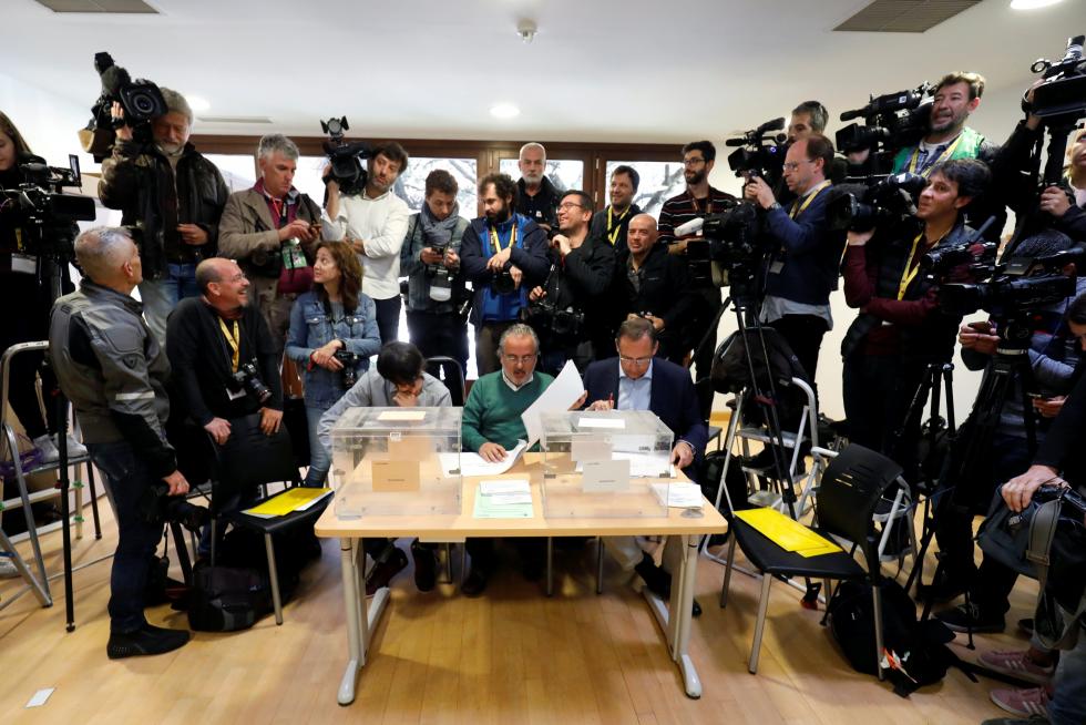 Los españoles acuden a las urnas a votar en las Elecciones Generales