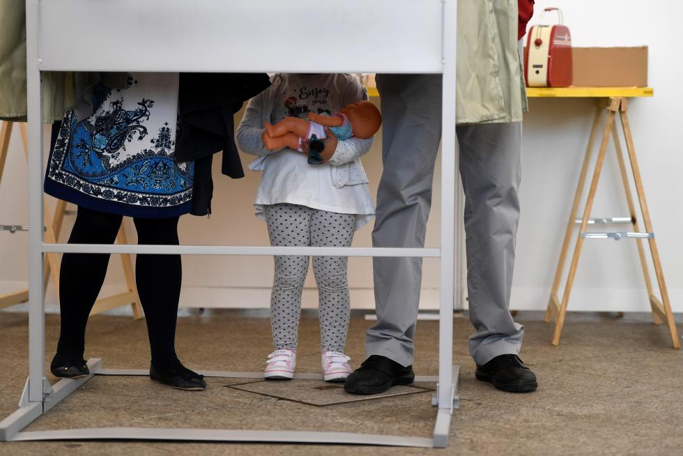 Los españoles acuden a las urnas a votar en las Elecciones Generales