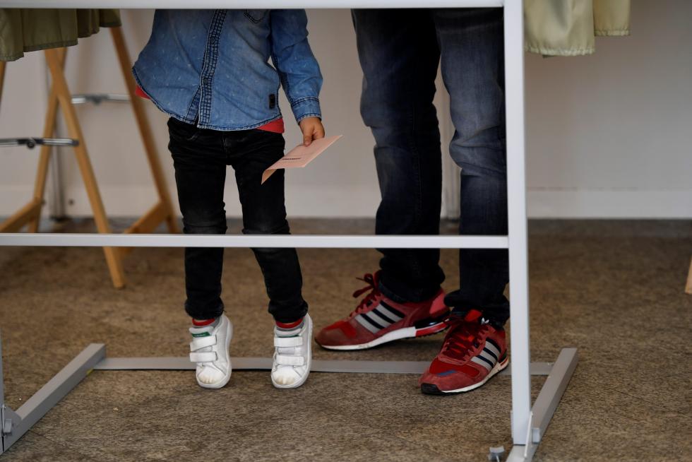 Los españoles acuden a las urnas a votar en las Elecciones Generales
