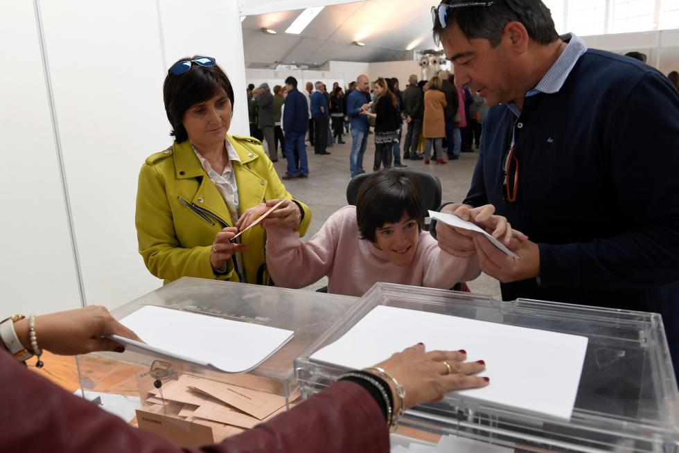 Los españoles acuden a las urnas a votar en las Elecciones Generales