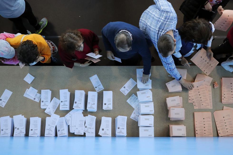 Los españoles acuden a las urnas a votar en las Elecciones Generales