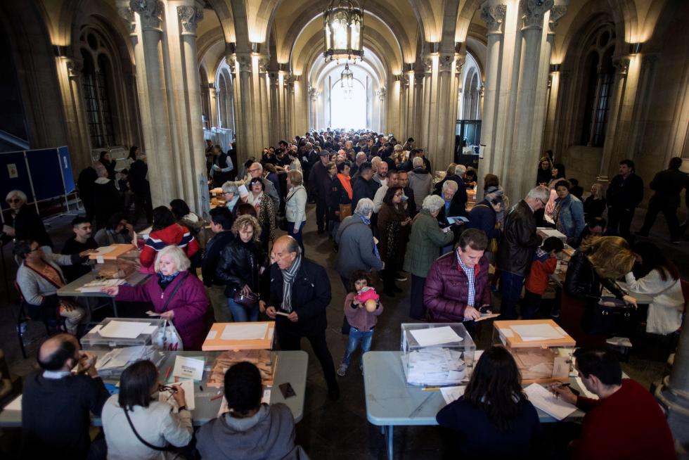 Los españoles acuden a las urnas a votar en las Elecciones Generales