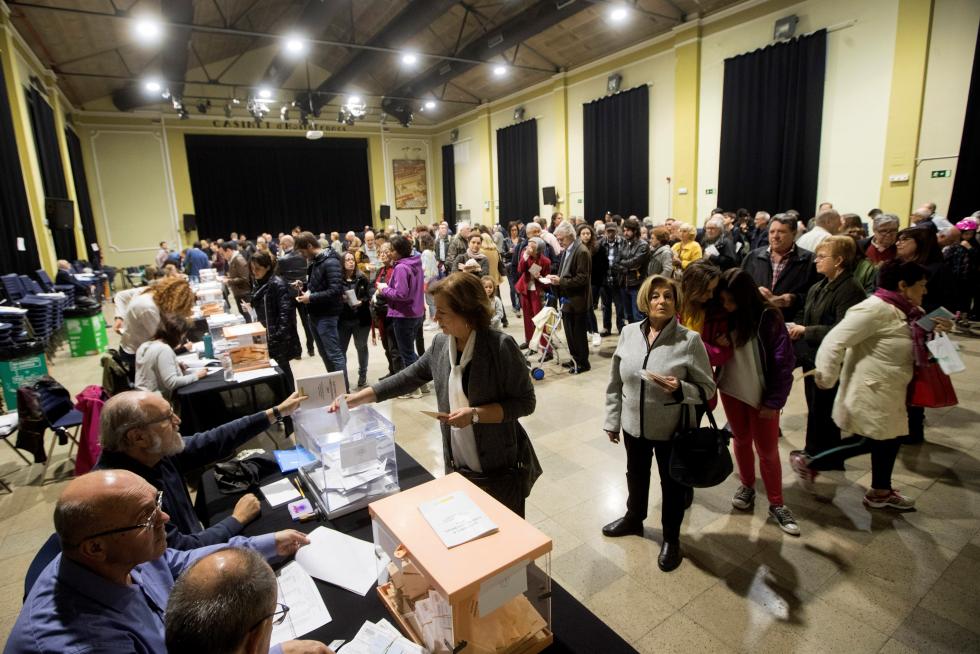 Los españoles acuden a las urnas a votar en las Elecciones Generales