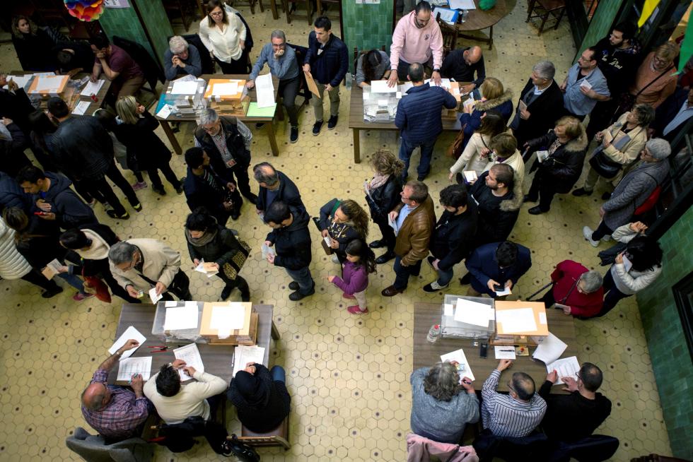 Los españoles acuden a las urnas a votar en las Elecciones Generales