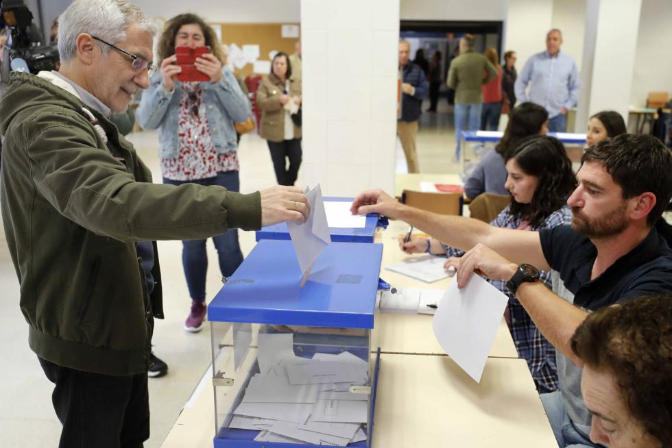 Los españoles acuden a las urnas a votar en las Elecciones Generales