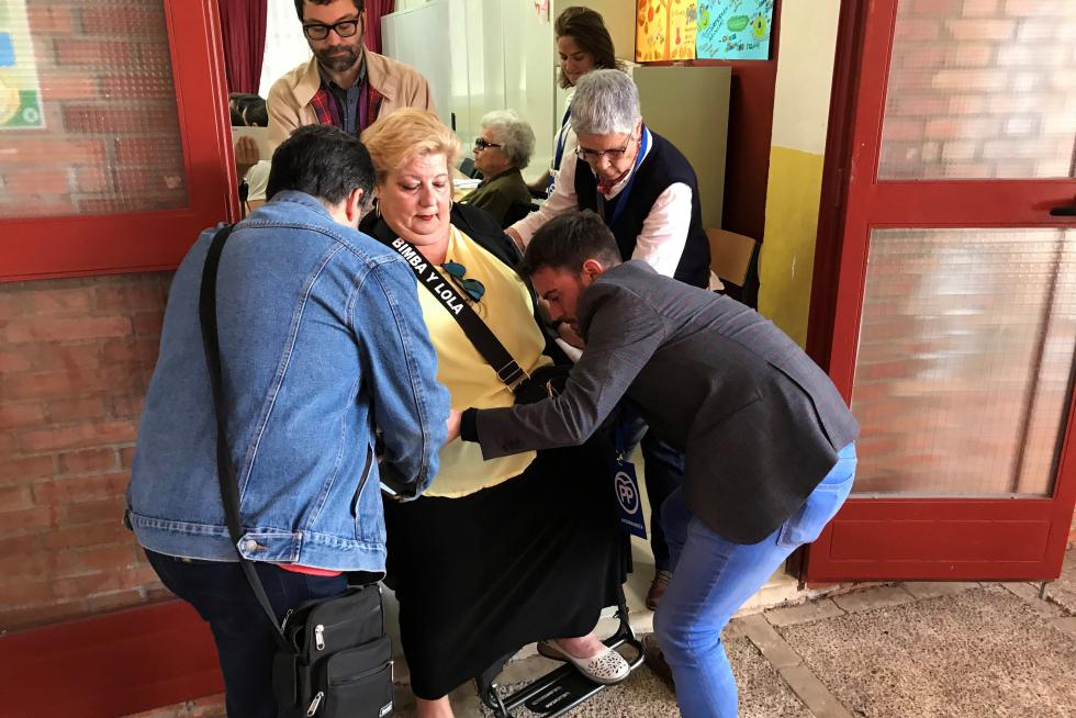 Los españoles acuden a las urnas a votar en las Elecciones Generales