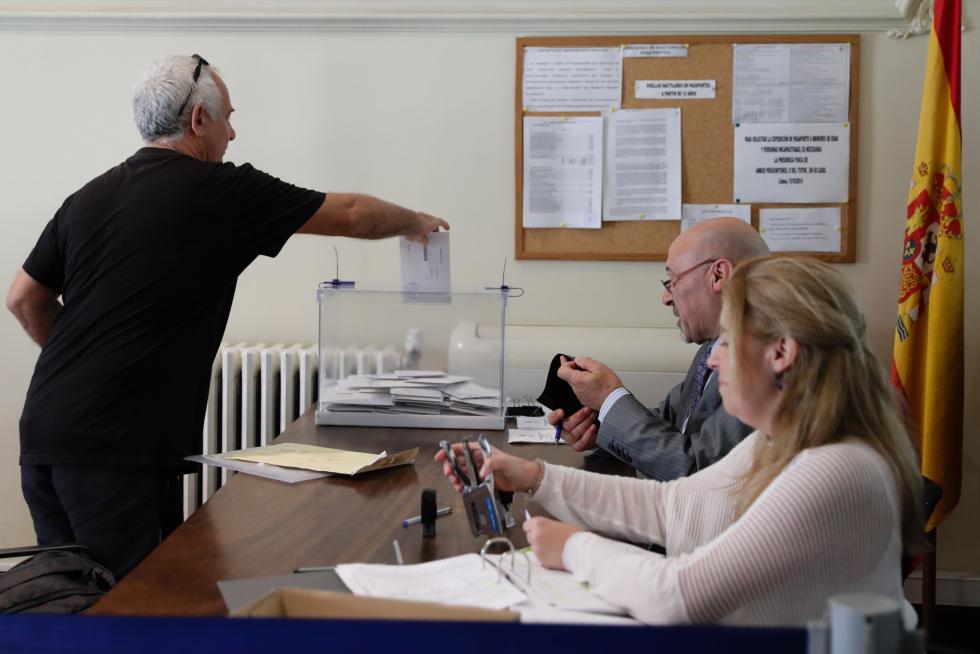 Los españoles acuden a las urnas a votar en las Elecciones Generales