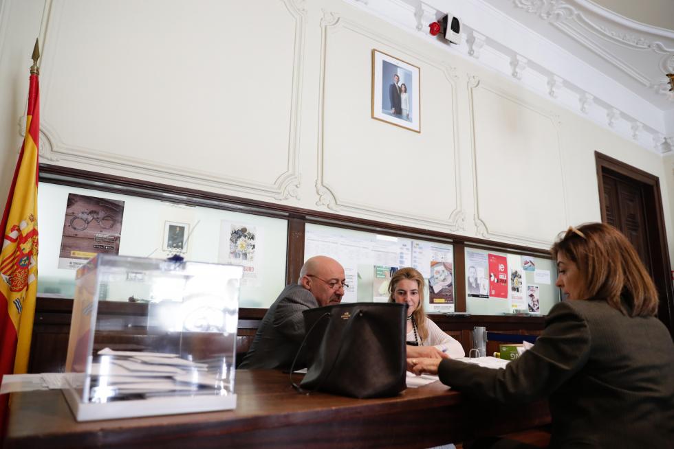 Los españoles acuden a las urnas a votar en las Elecciones Generales