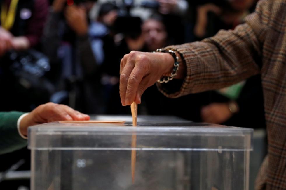Los españoles acuden a las urnas a votar en las Elecciones Generales
