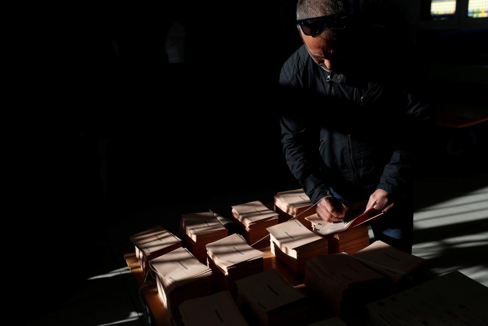 Los españoles acuden a las urnas a votar en las Elecciones Generales