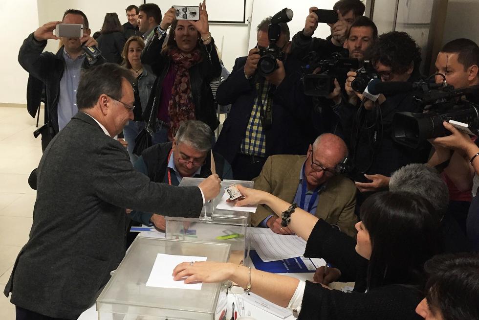 Los españoles acuden a las urnas a votar en las Elecciones Generales