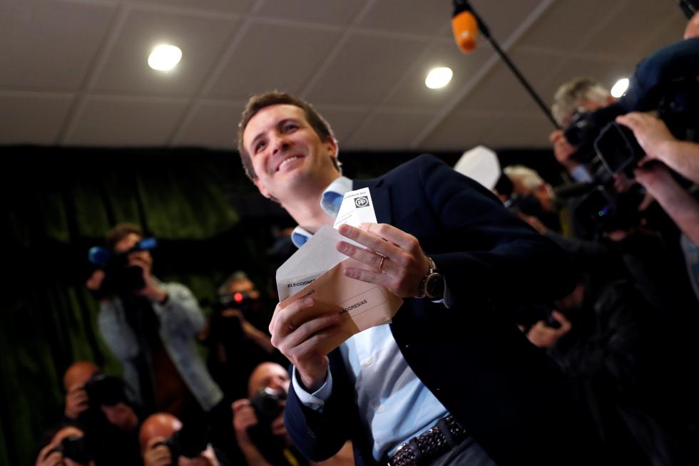 El líder del PP, Pablo Casado, ha acudido a votar a las 12.00.