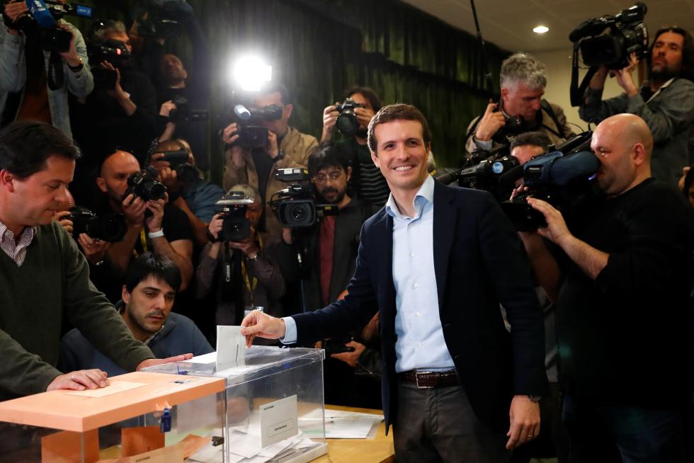 El líder del PP, Pablo Casado, ha acudido a votar a las 12.00.