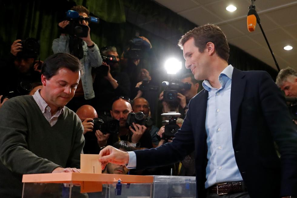 El líder del PP, Pablo Casado, ha acudido a votar a las 12.00.