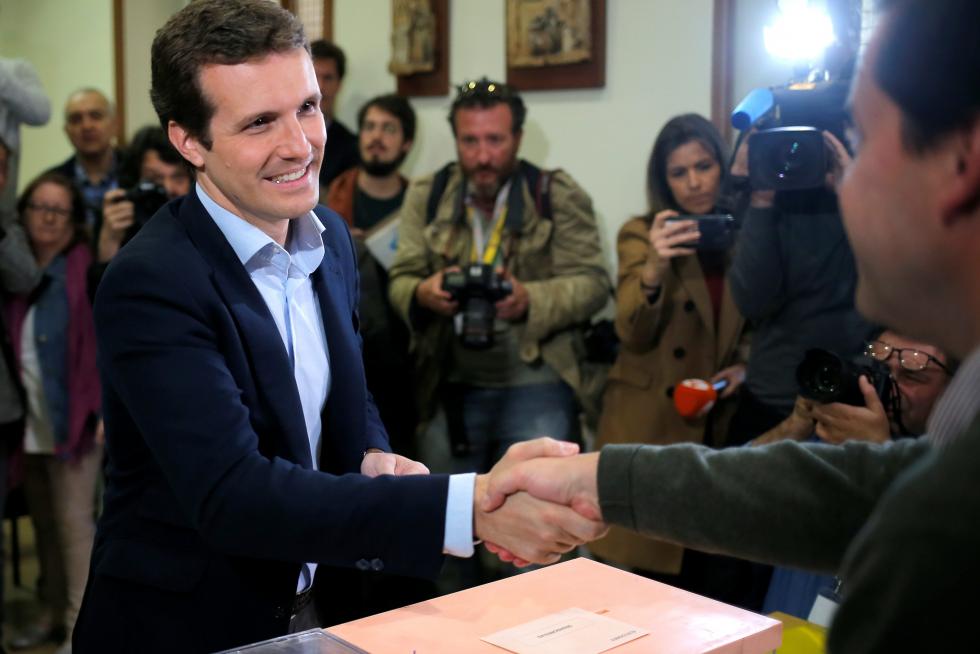 El líder del PP, Pablo Casado, ha acudido a votar a las 12.00.