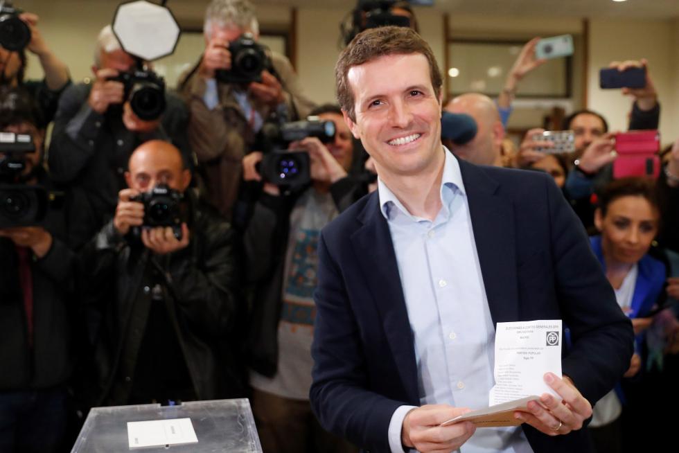 El líder del PP, Pablo Casado, ha acudido a votar a las 12.00.