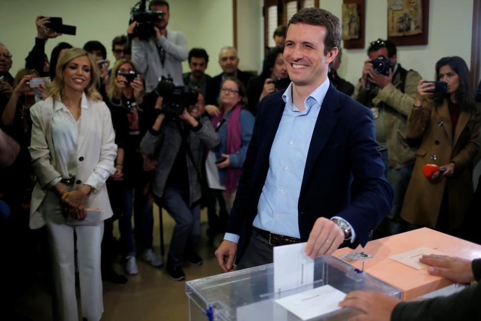 El líder del PP, Pablo Casado, ha acudido a votar a las 12.00.