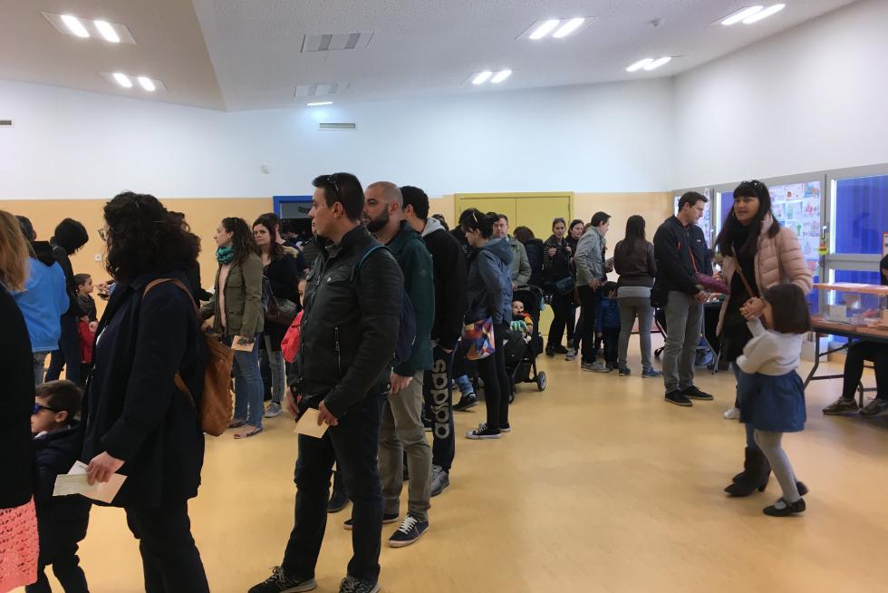 Vecinos de Parque Venecia votando por primera vez en su propio colegio.
