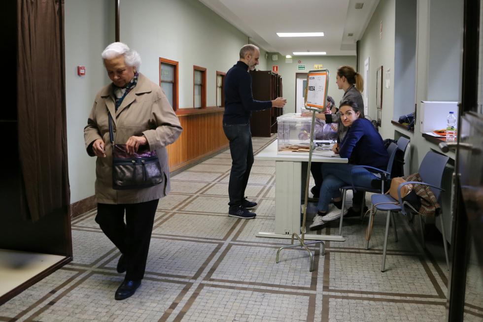 Votación en el colegio de la CHE.