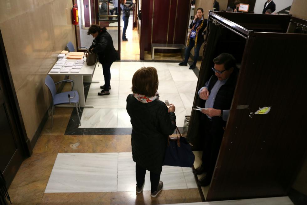 Votación en el colegio de la CHE.