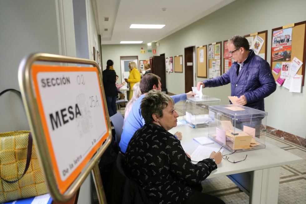 Votación en el colegio de la CHE.