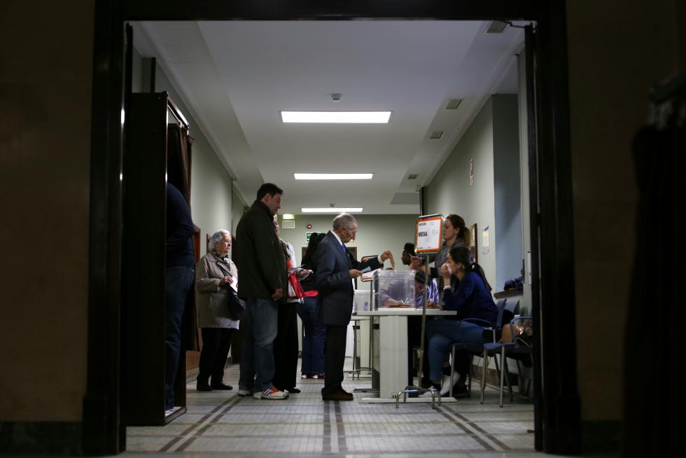 Votación en el colegio de la CHE.