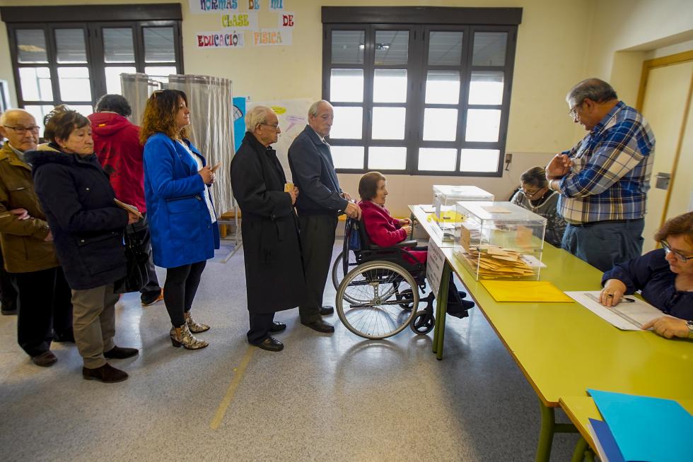 Los turolenses acuden a las urnas.