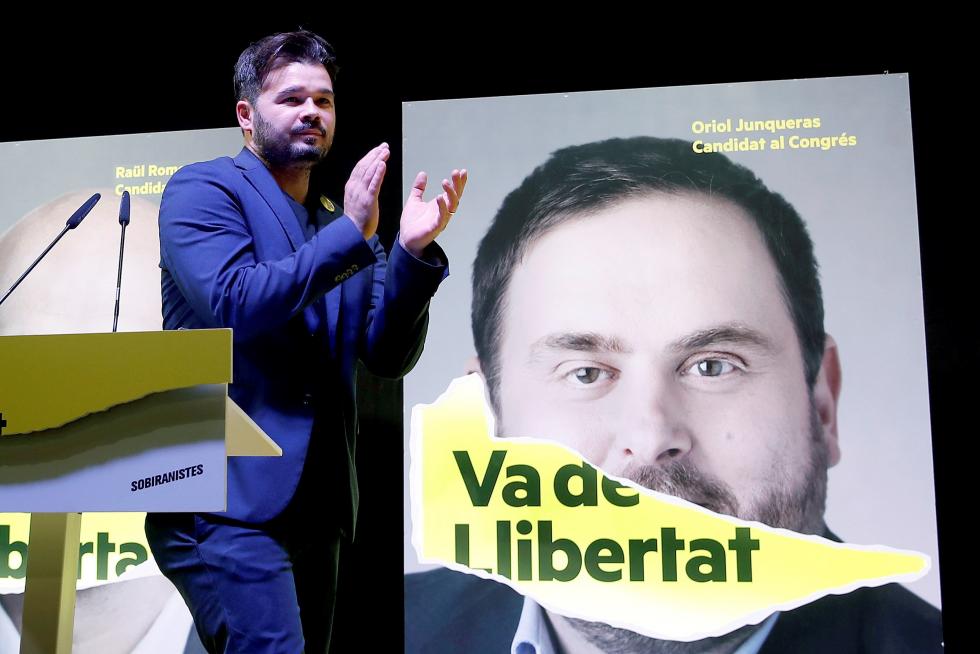El candidato de ERC al Congreso de los Diputados, Gabriel Rufián, celebra los resultados de su partido.