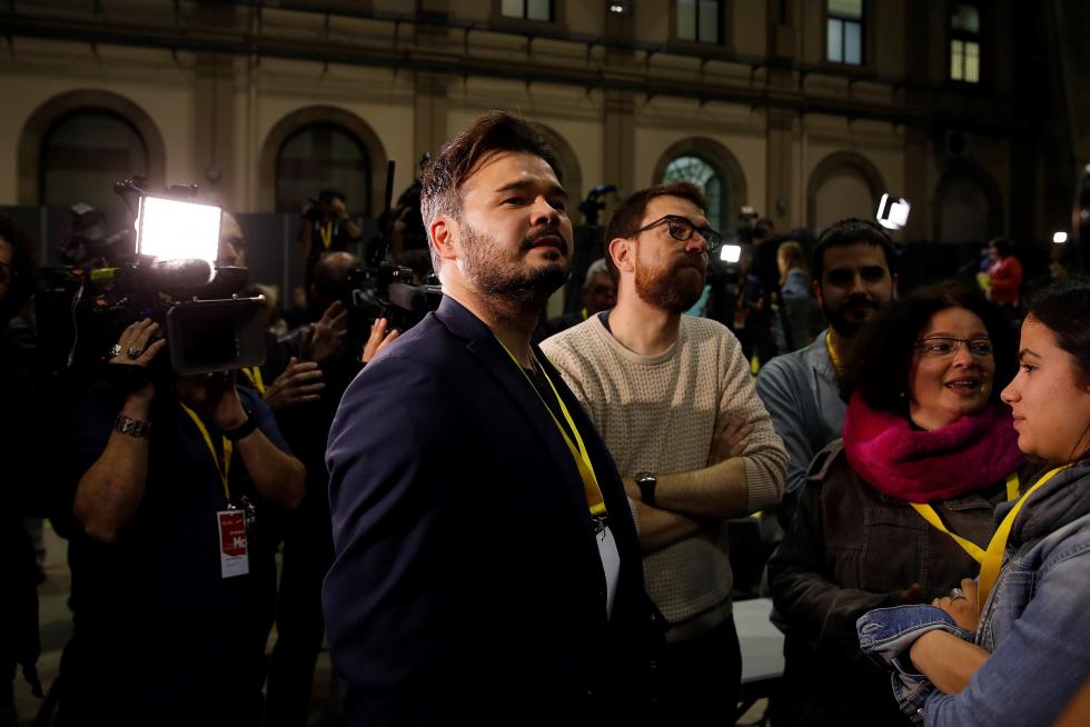 Gabriel Rufián, candidato de ERC al Congreso, atento a los resultados electorales.