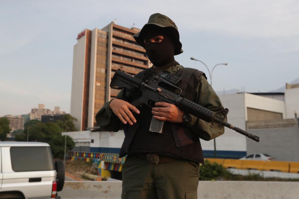 El presidente interino venezolano, Juan Guaidó, a la entrada de la base militar de La Carlota, en Caracas.