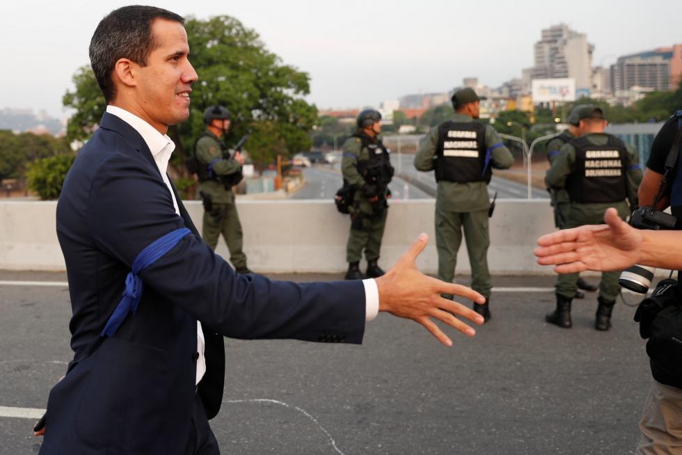 El presidente interino venezolano, Juan Guaidó, a la entrada de la base militar de La Carlota, en Caracas.