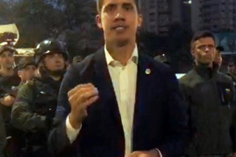 El presidente interino venezolano, Juan Guaidó, a la entrada de la base militar de La Carlota, en Caracas.
