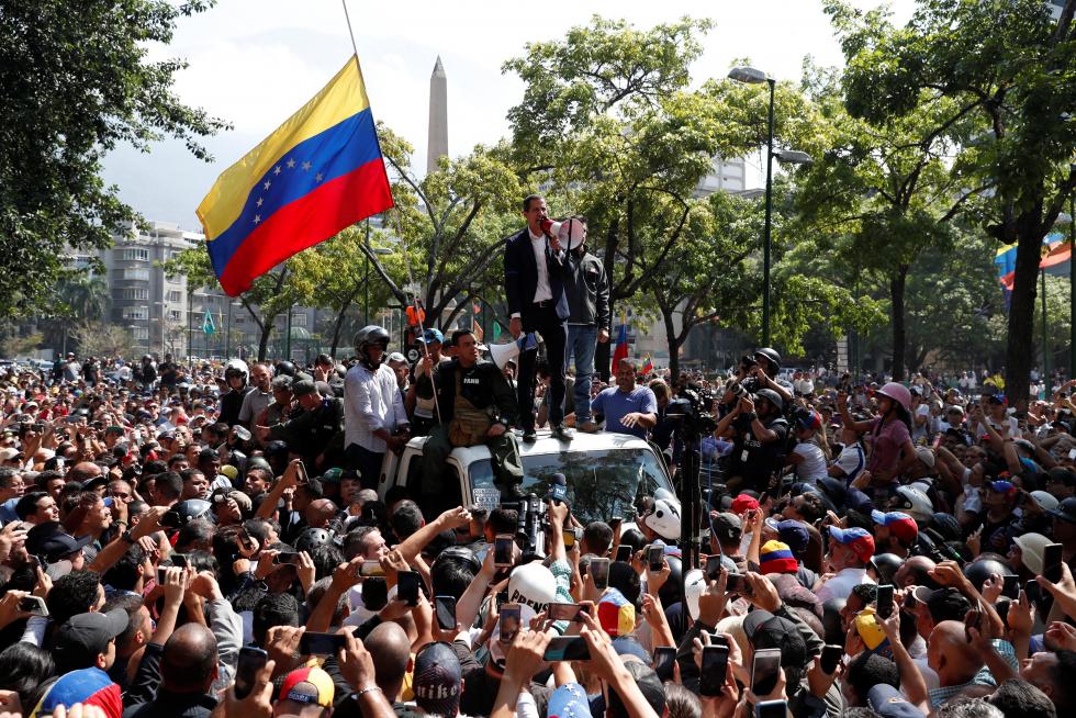 Guaidó abandona la base militar y se reúne con simpatizantes en Caracas.