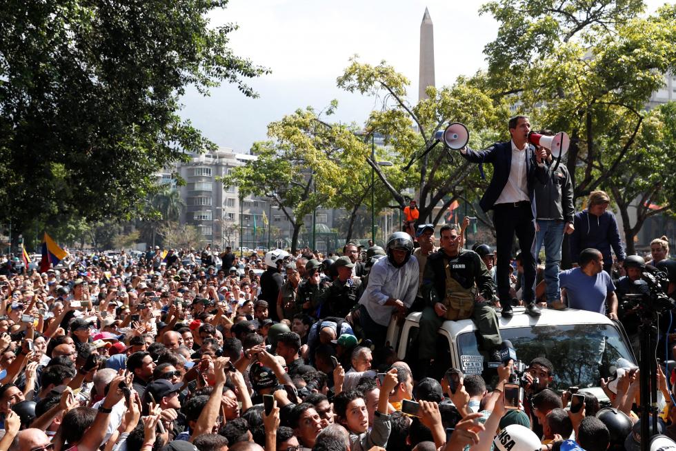 Guaidó abandona la base militar y se reúne con simpatizantes en Caracas.